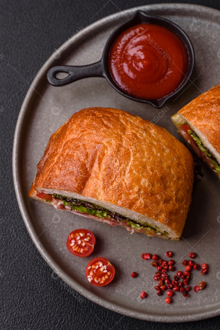 Sanduíche saboroso em uma mesa de concreto