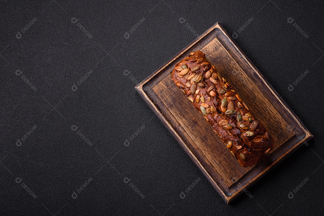 Pães integral em uma mesa concreto