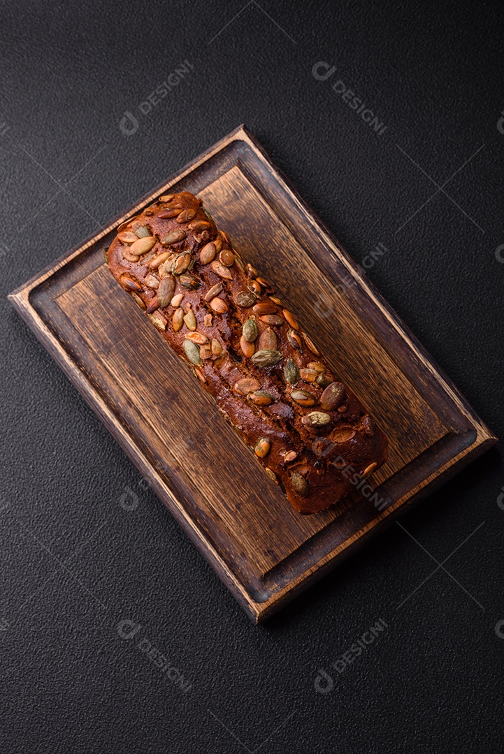 Pães integral em uma mesa concreto