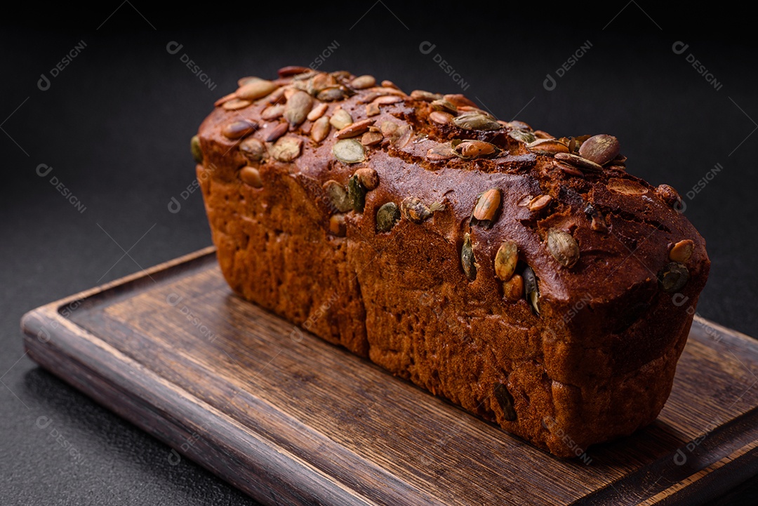 Pães integral em uma mesa concreto