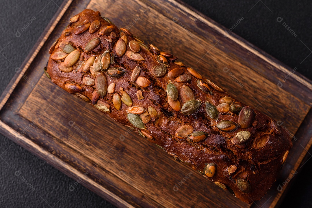 Pães integral em uma mesa concreto