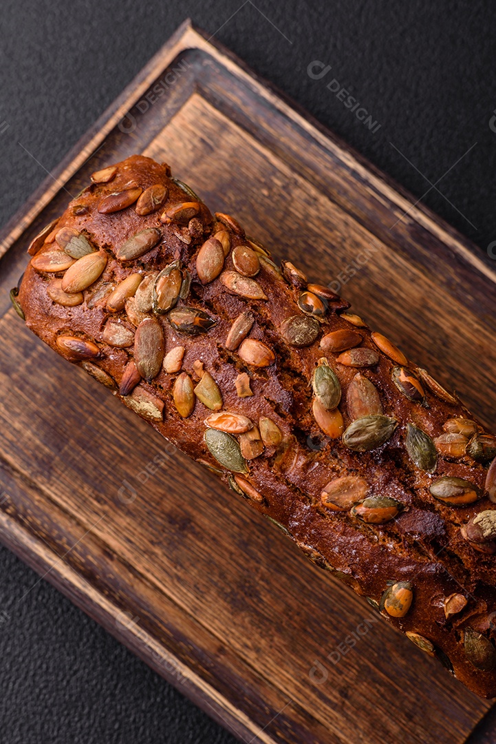 Pães integral em uma mesa concreto