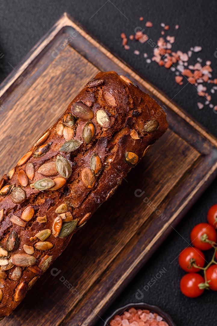 Pães integral em uma mesa concreto