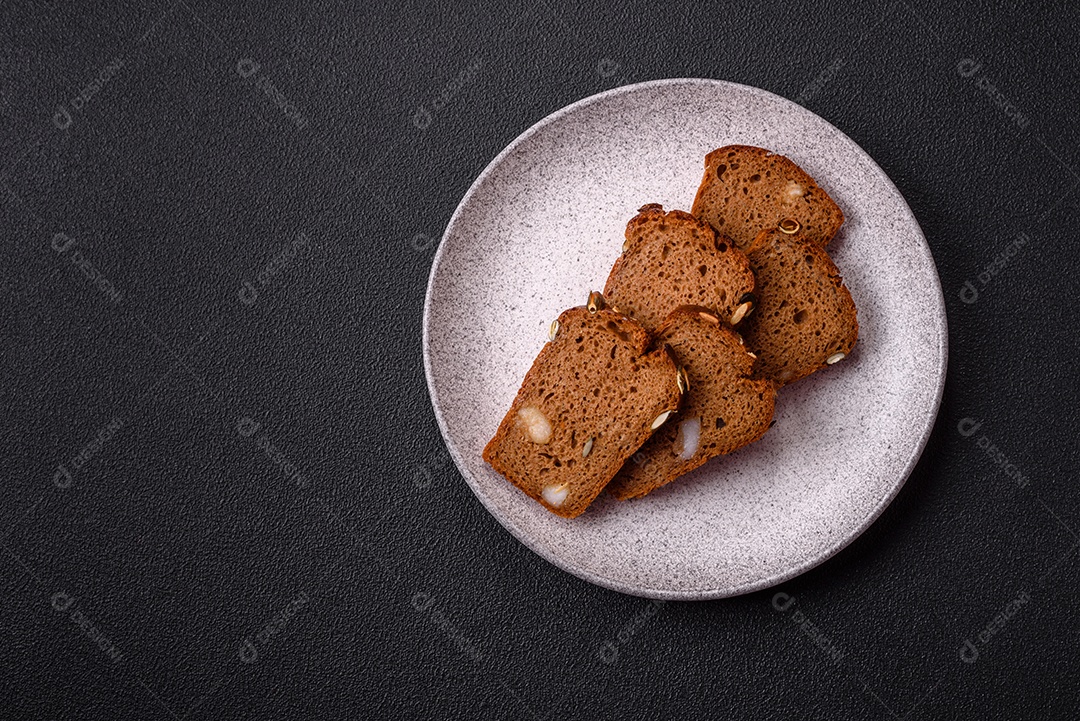 Pães integral em uma mesa concreto