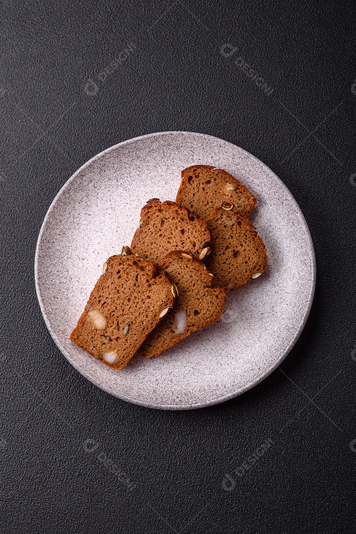 Pães integral em uma mesa concreto