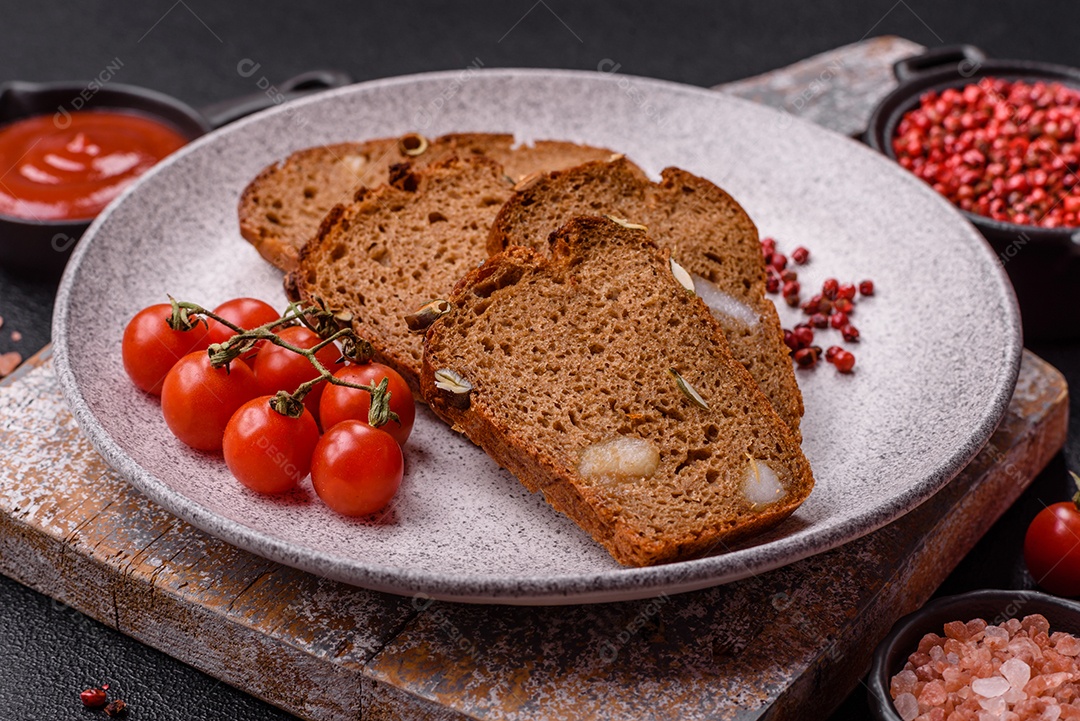 Pães integral em uma mesa concreto