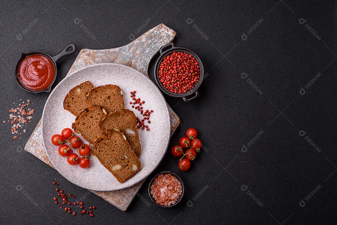 Pães integral em uma mesa concreto