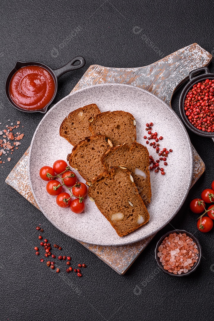 Pães integral em uma mesa concreto