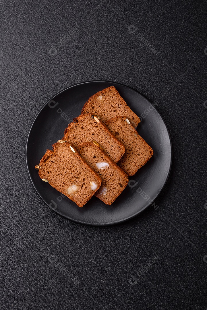 Pães integral em uma mesa concreto