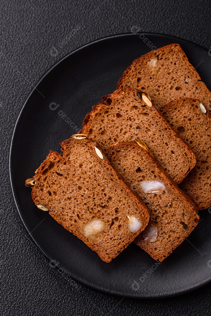 Pães integral em uma mesa concreto