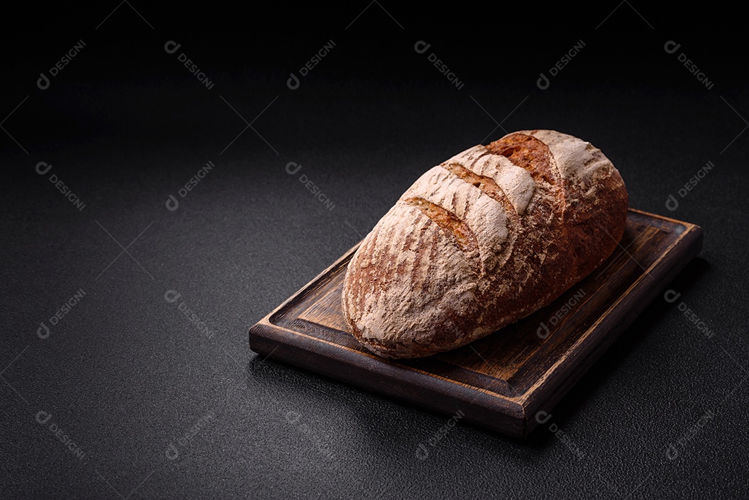 Pão saboroso assado em uma mesa de concreto