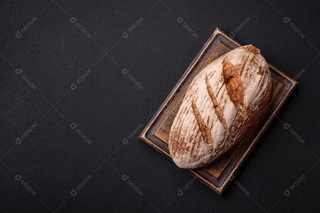 Pão saboroso assado em uma mesa de concreto