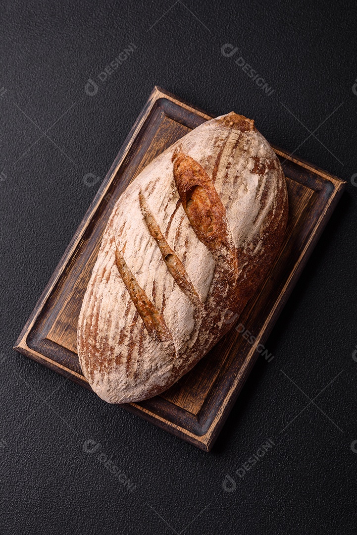 Pão saboroso assado em uma mesa de concreto