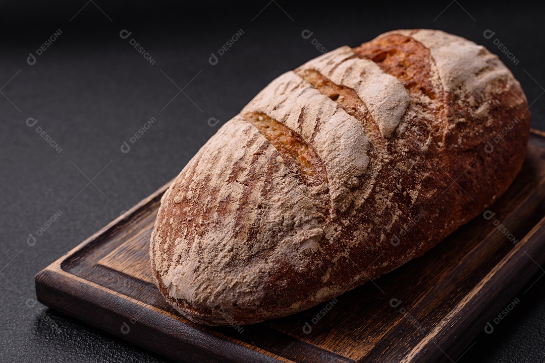Pão saboroso assado em uma mesa de concreto