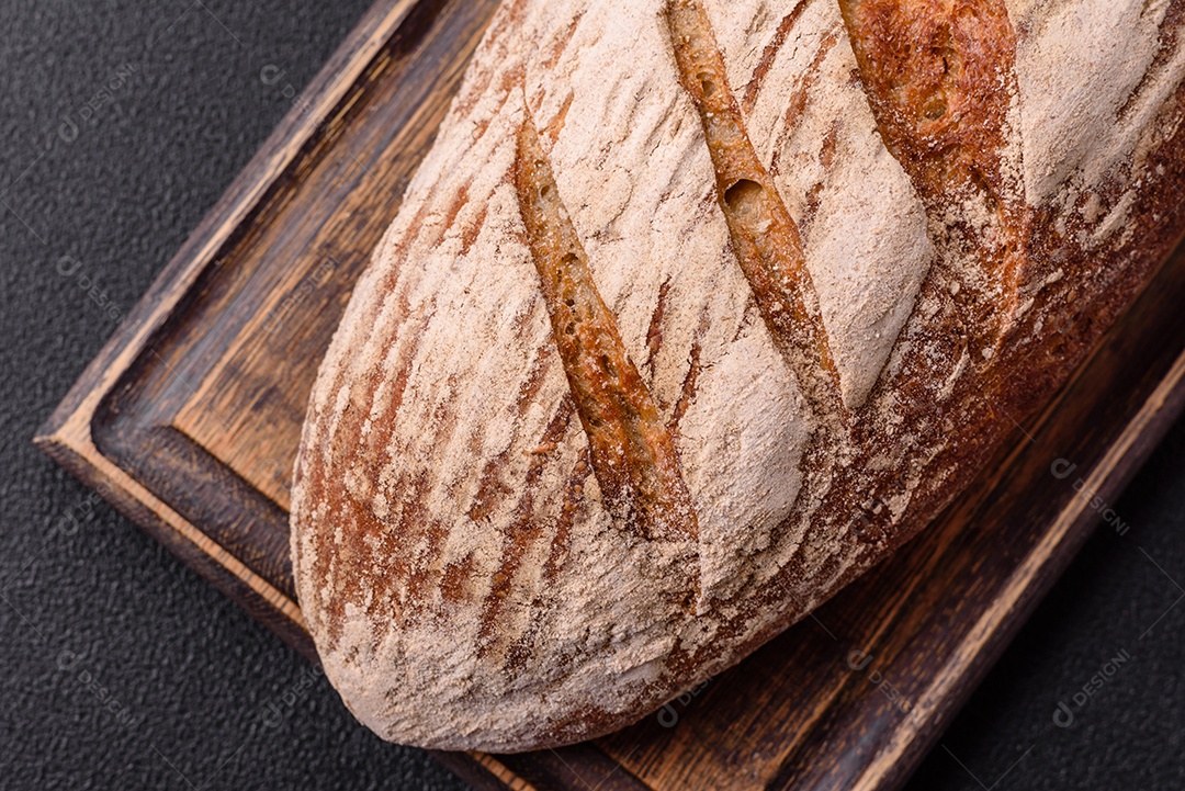 Pão saboroso assado em uma mesa de concreto