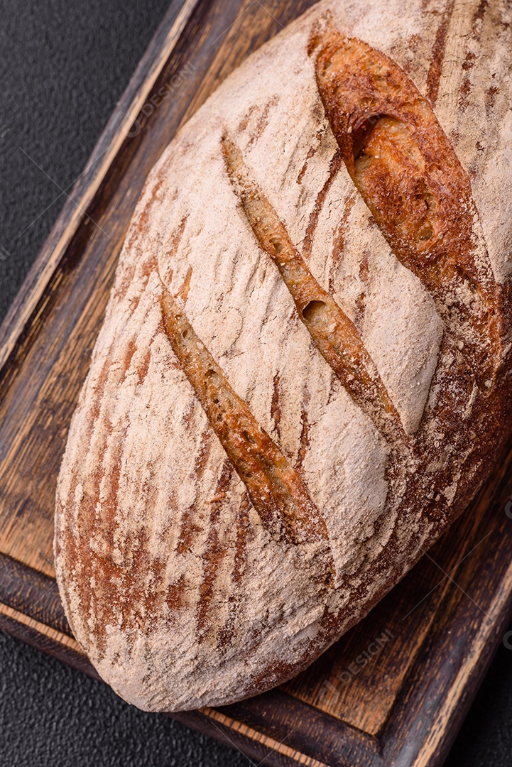 Pão saboroso assado em uma mesa de concreto