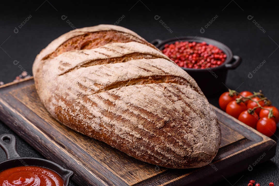 Pão saboroso assado em uma mesa de concreto