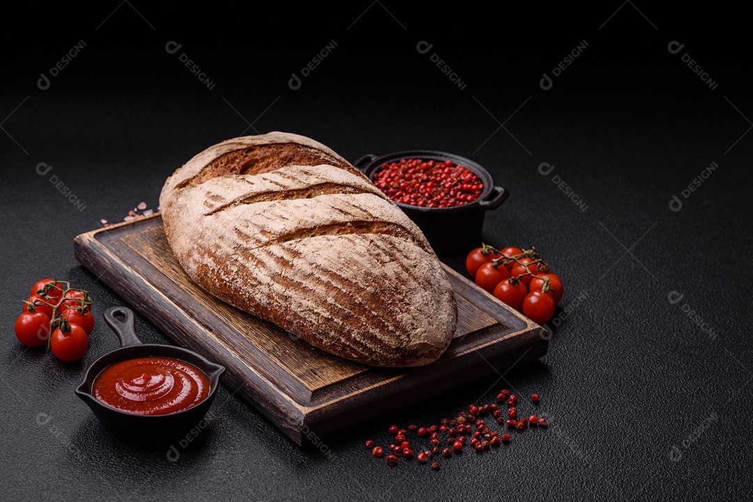 Pão saboroso assado em uma mesa de concreto