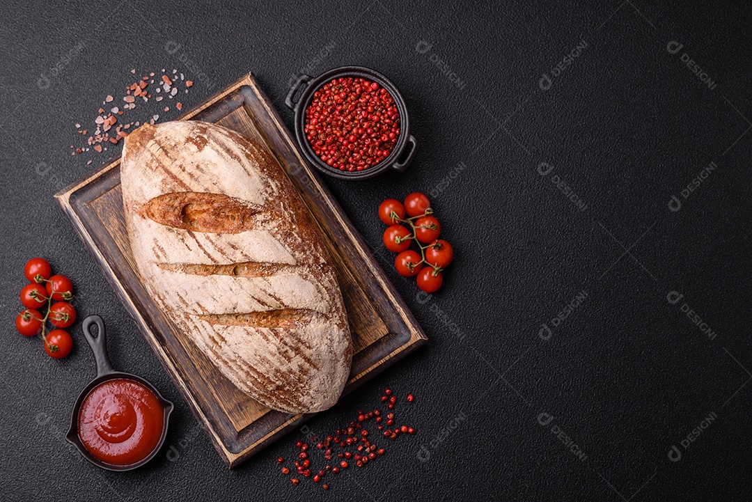 Pão saboroso assado em uma mesa de concreto