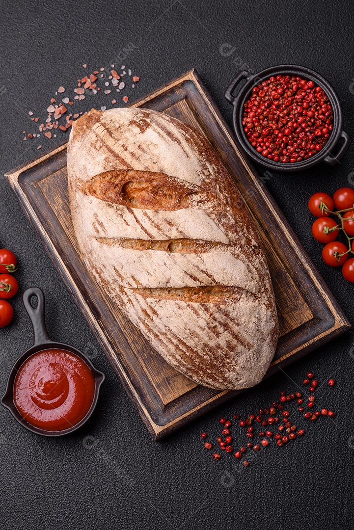 Pão saboroso assado em uma mesa de concreto