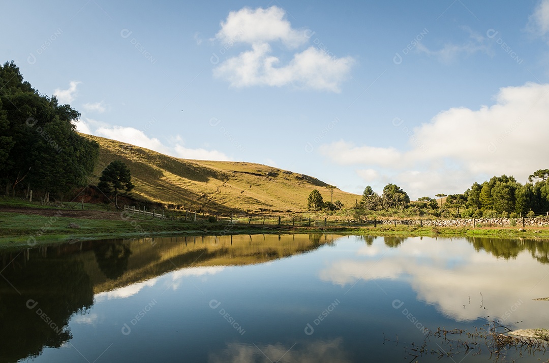 Imagem retrata uma paisagem natural serena