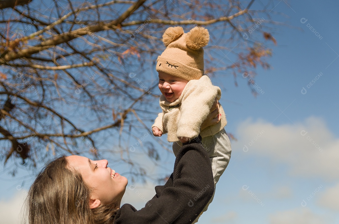 Linda mãe com sua linda filha usando agasalhos de frio