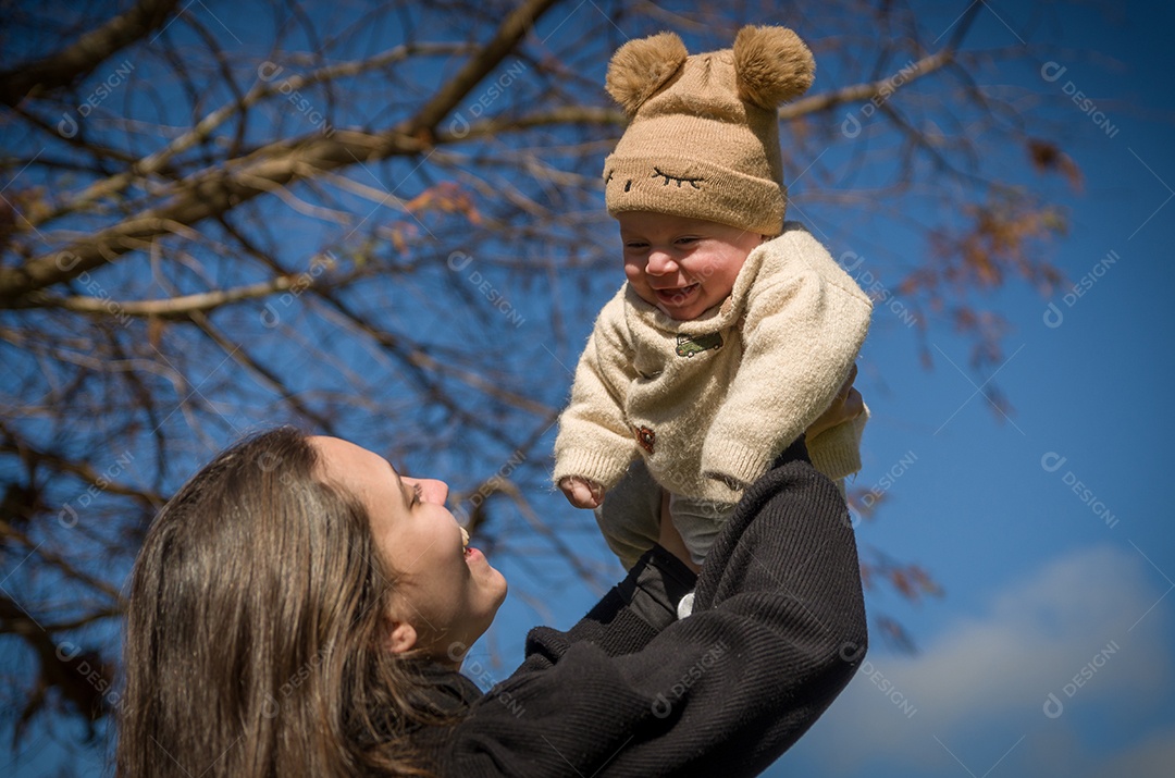 Linda mãe com sua linda filha usando agasalhos de frio