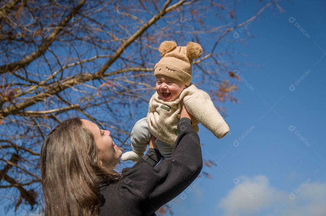 Linda mãe com sua linda filha usando agasalhos de frio