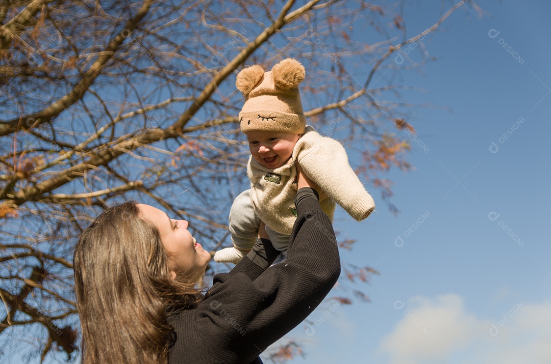 Linda mãe com sua linda filha usando agasalhos de frio