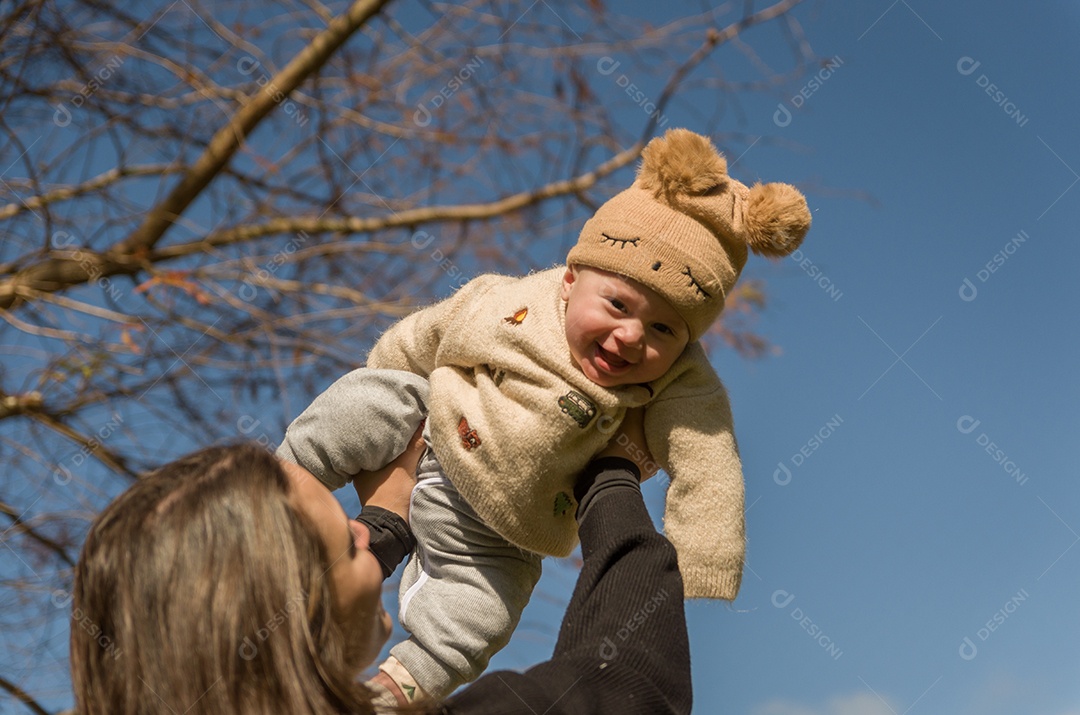Linda mãe com sua linda filha usando agasalhos de frio