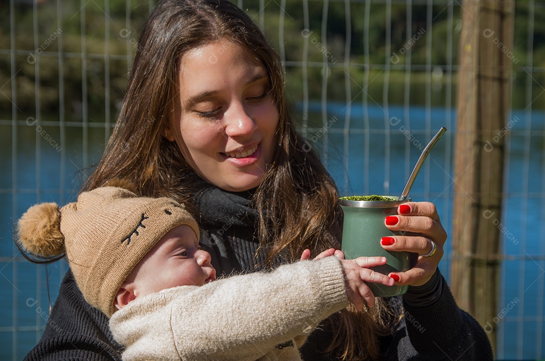 Linda mãe com sua linda filha usando agasalhos de frio