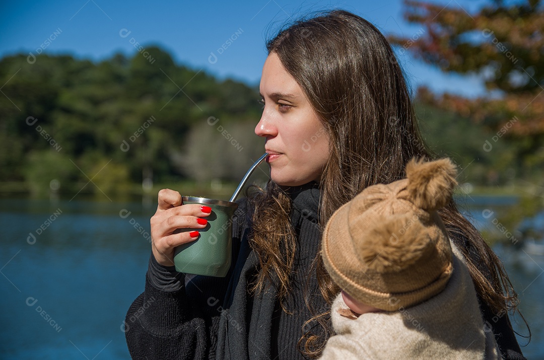 Linda mãe com sua linda filha usando agasalhos de frio