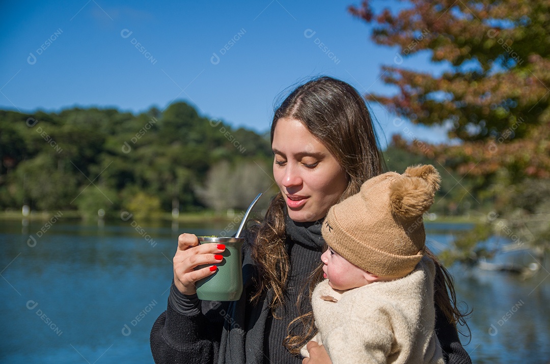 Linda mãe com sua linda filha usando agasalhos de frio