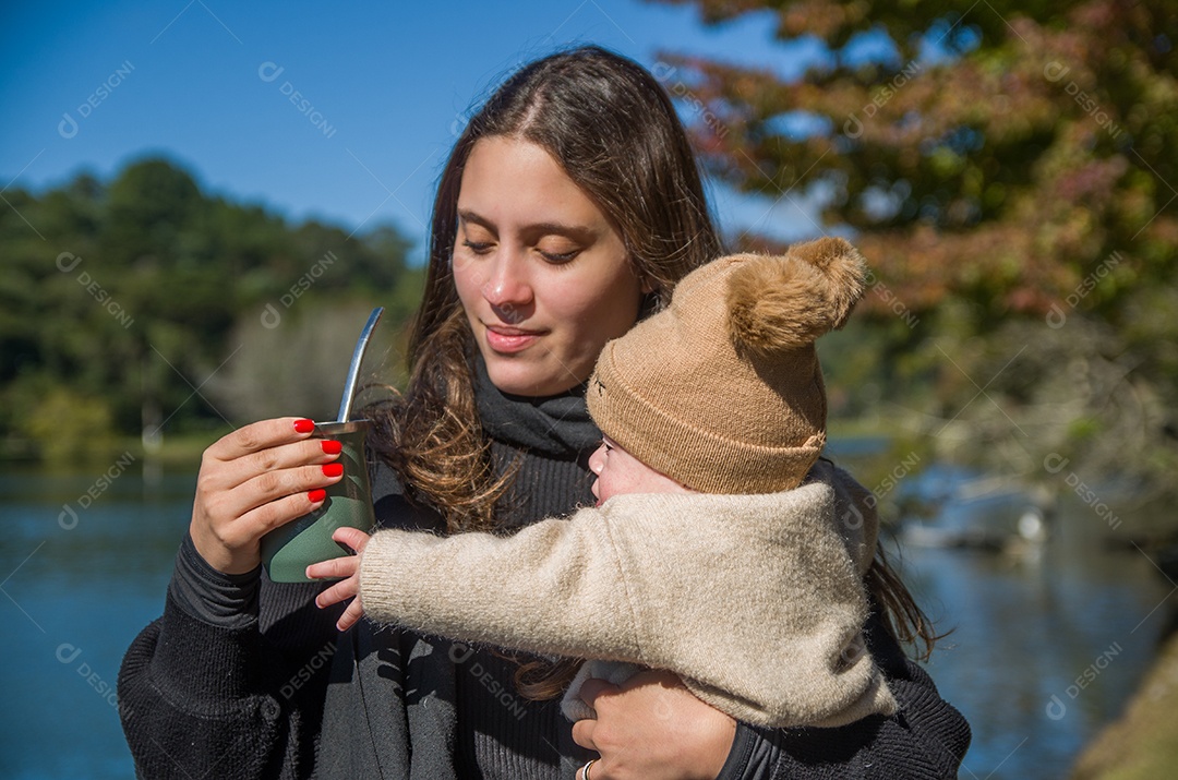 Linda mãe com sua linda filha usando agasalhos de frio