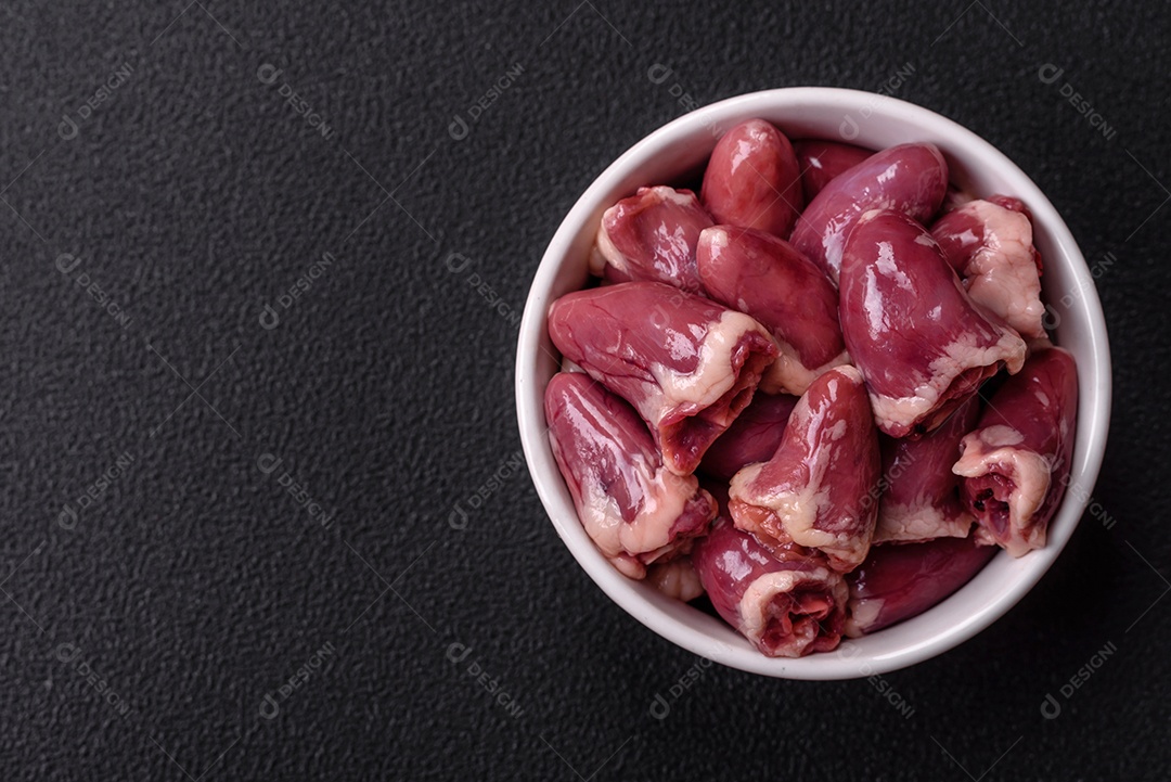 Corações de galinha frescos em uma mesa de concreto