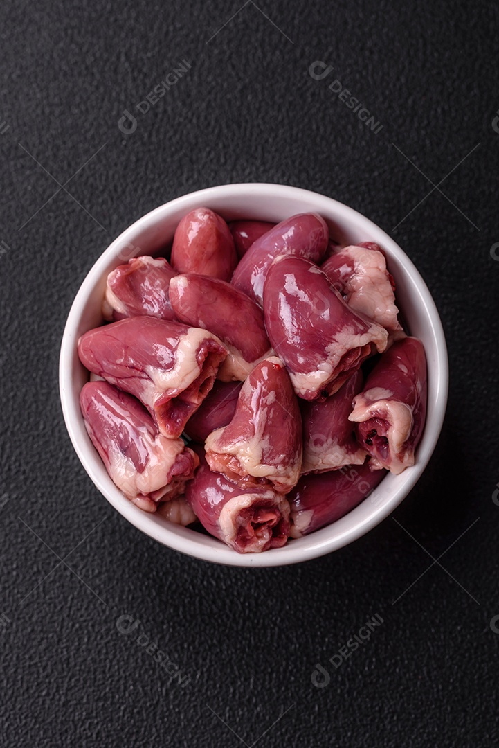 Corações de galinha frescos em uma mesa de concreto