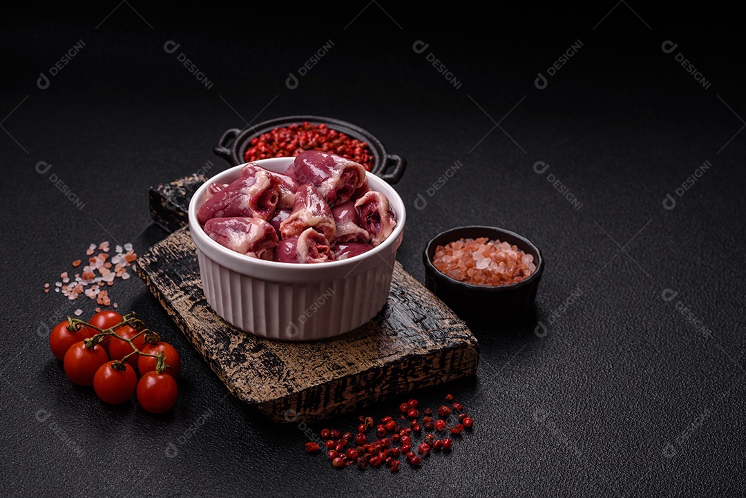 Corações de galinha frescos em uma mesa de concreto