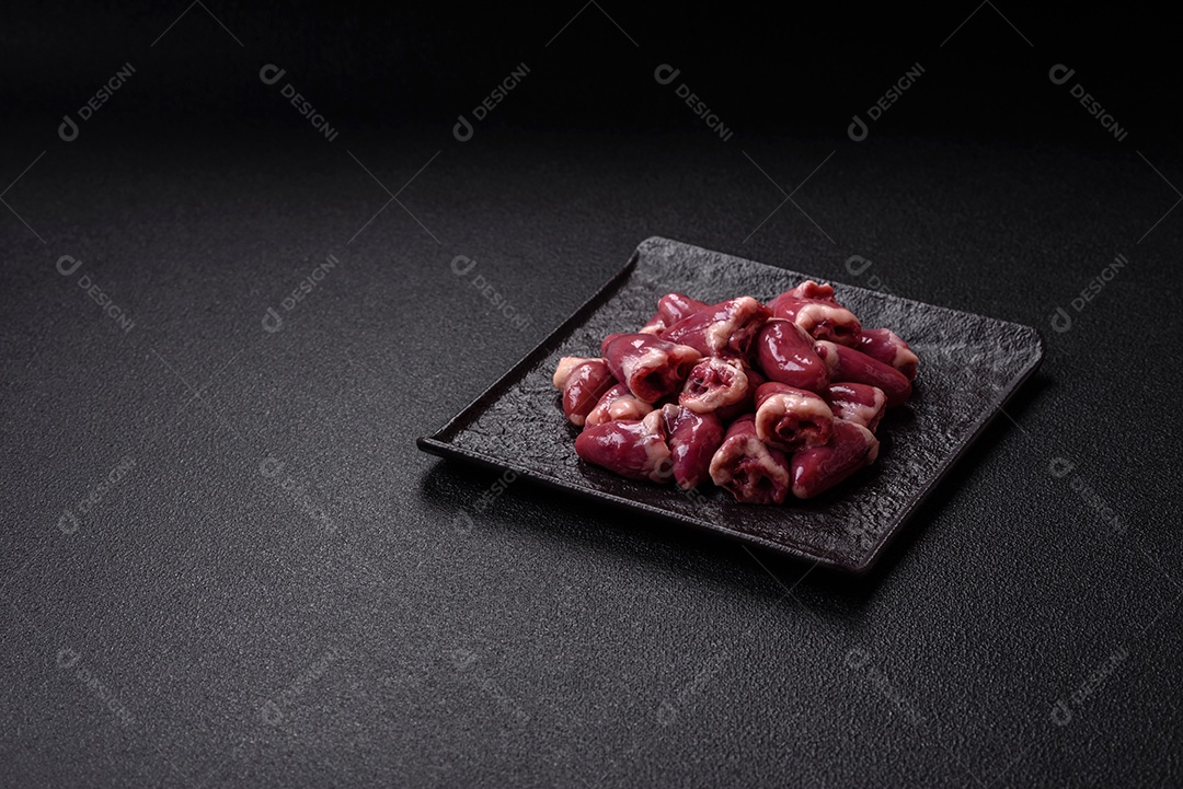 Corações de galinha frescos em uma mesa de concreto