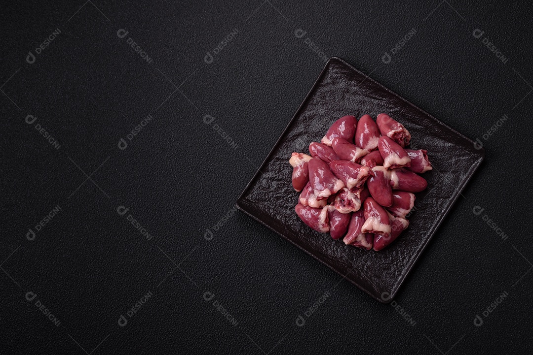 Corações de galinha frescos em uma mesa de concreto