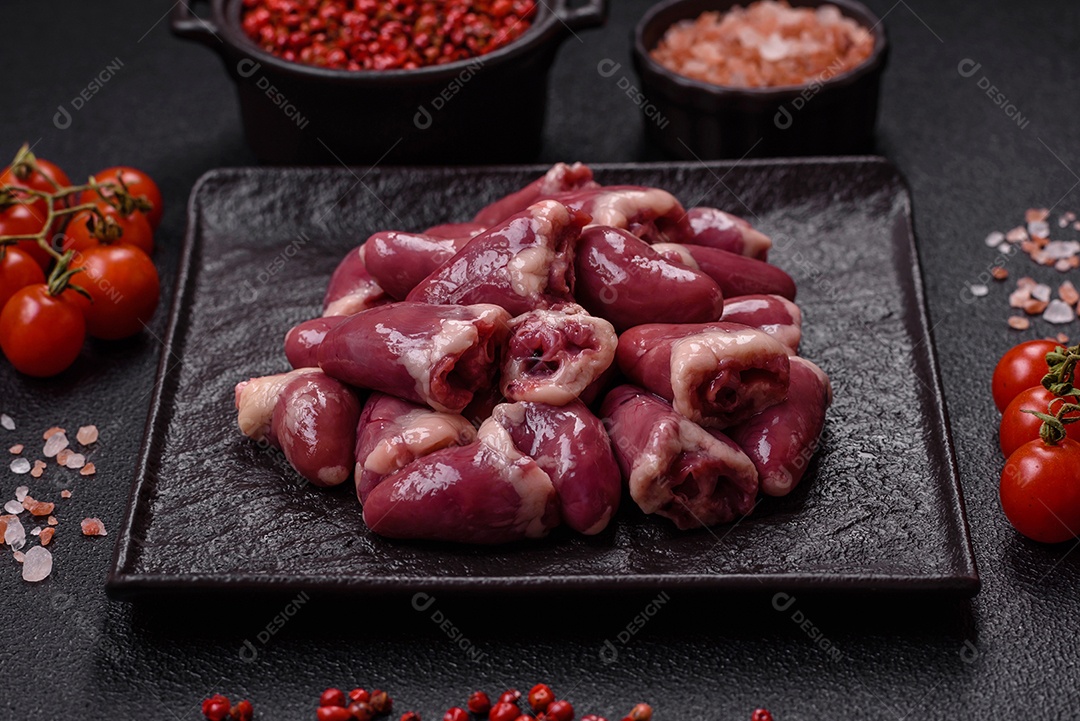 Corações de galinha frescos em uma mesa de concreto