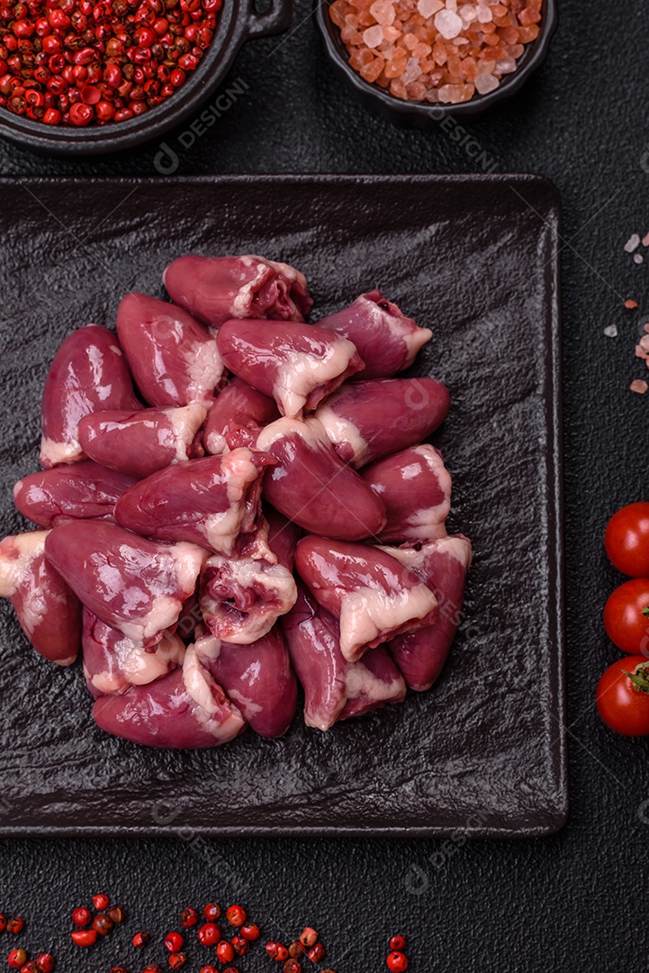 Corações de galinha frescos em uma mesa de concreto