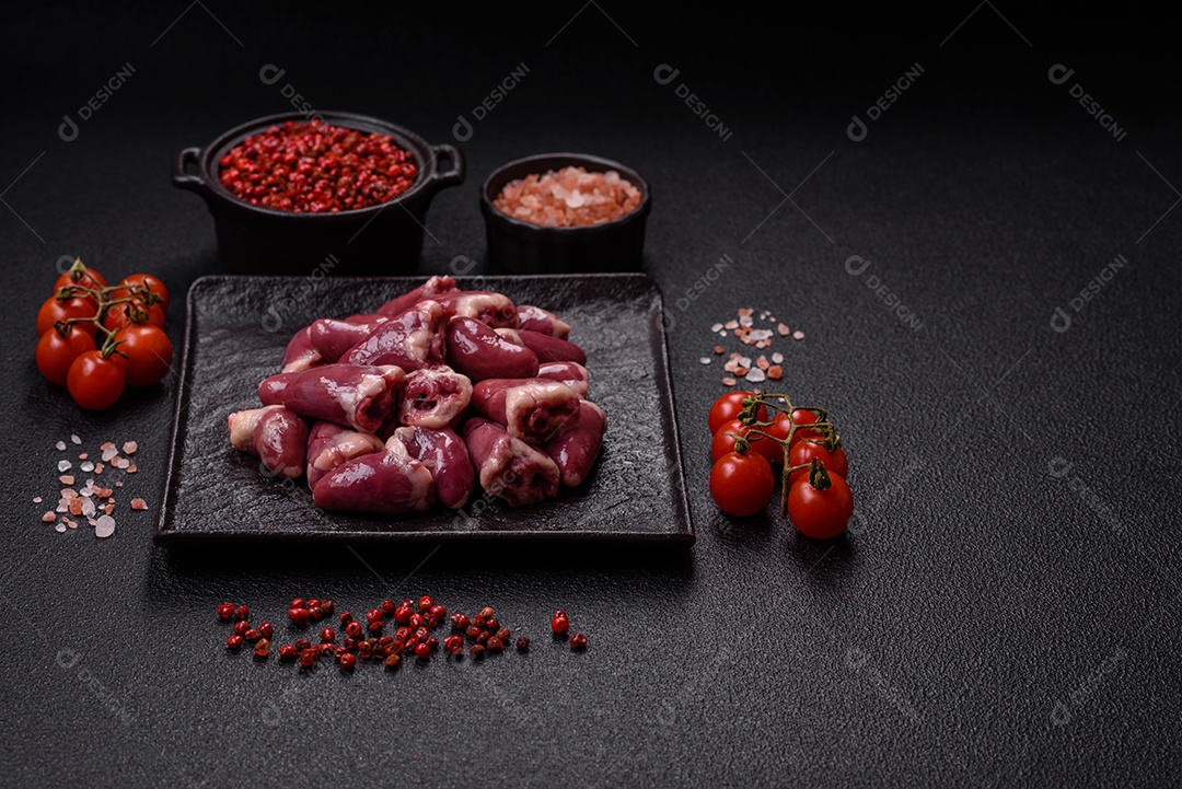 Corações de galinha frescos em uma mesa de concreto