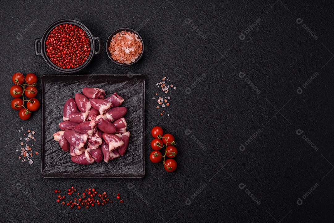 Corações de galinha frescos em uma mesa de concreto