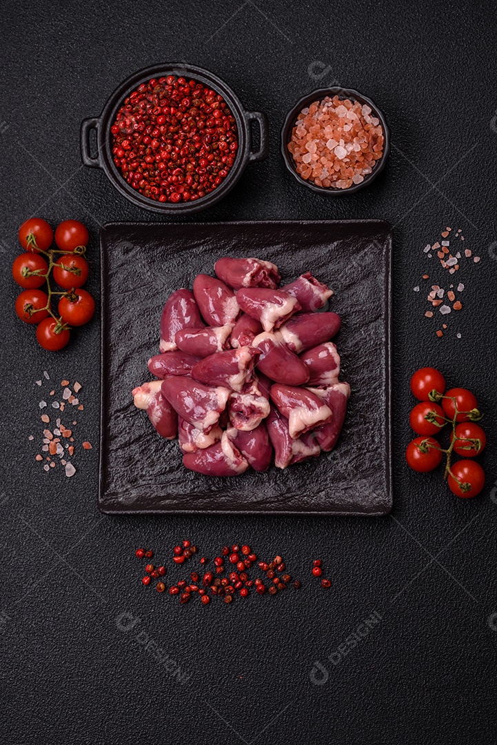 Corações de galinha frescos em uma mesa de concreto