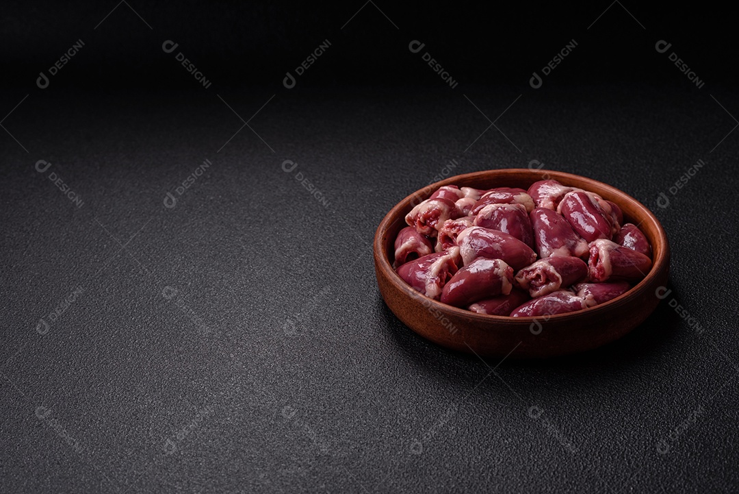 Corações de galinha frescos em uma mesa de concreto