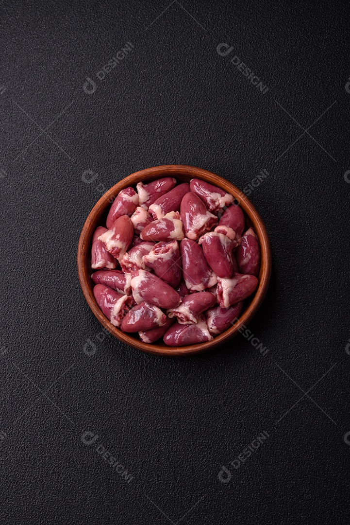 Corações de galinha frescos em uma mesa de concreto