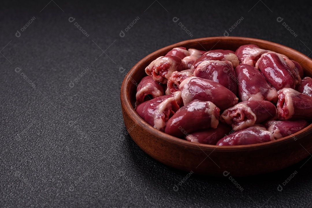 Corações de galinha frescos em uma mesa de concreto