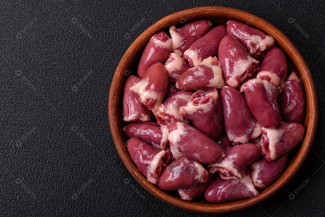 Corações de galinha frescos em uma mesa de concreto