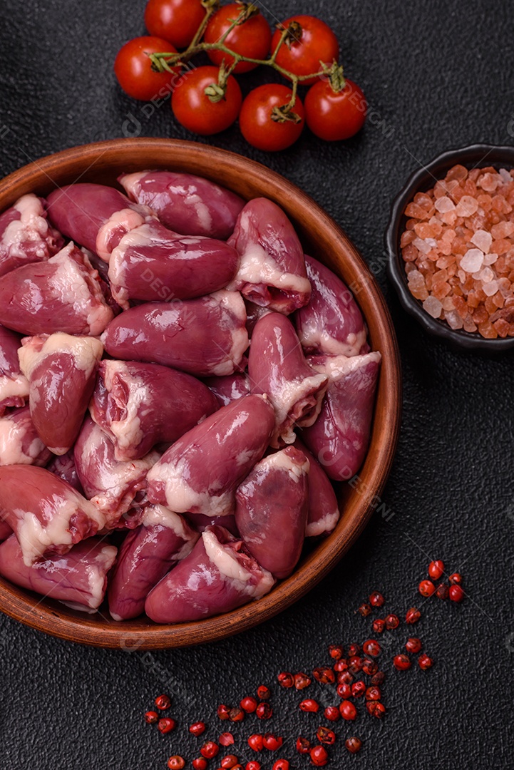 Corações de galinha frescos em uma mesa de concreto