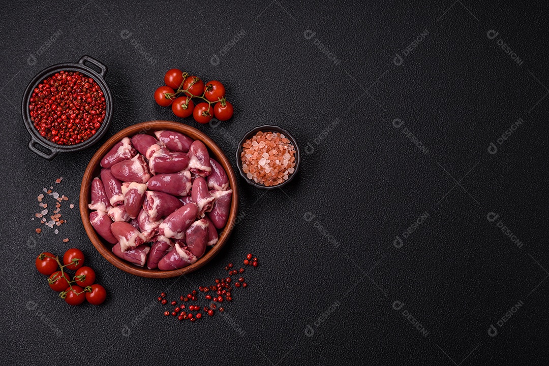 Corações de galinha frescos em uma mesa de concreto